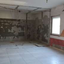 2Tágas belső tér eladó háromszintes egészségügyi vagy oktatási célú épületben Győr-Nádorvárosban.”