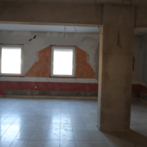 3Tágas belső tér eladó háromszintes egészségügyi vagy oktatási célú épületben Győr-Nádorvárosban.”