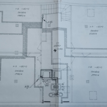 5Tágas belső tér eladó háromszintes egészségügyi vagy oktatási célú épületben Győr-Nádorvárosban.”